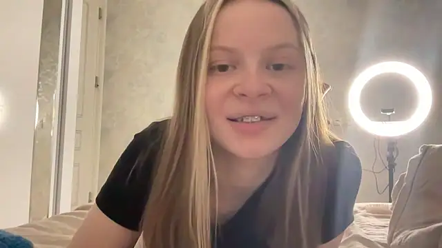 Snapshot of wrenlie chatting on May 7, 8:03 pm wrenlie online show from May 7, 8:03 pm