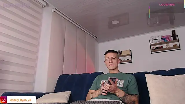 Snapshot of ashely_ryan24 chatting on June 25, 12:32 am ashely ryan24 online show from June 25, 12:32 am
