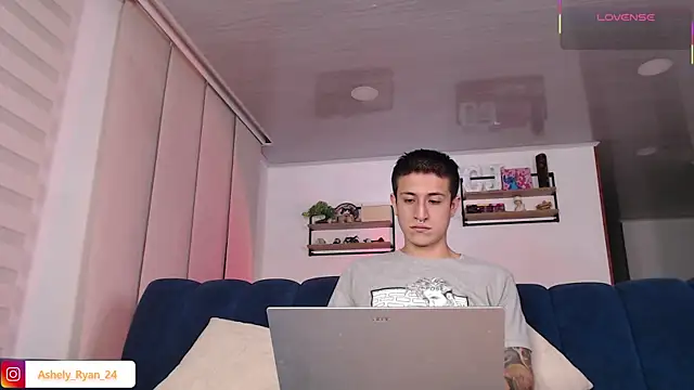 Snapshot of ashely_ryan24 chatting on July 23, 12:13 am ashely ryan24 online show from July 23, 12:13 am