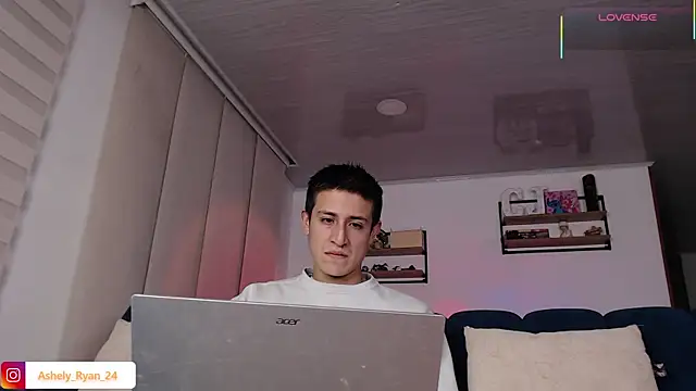 Snapshot of ashely_ryan24 chatting on July 25, 1:36 am ashely ryan24 online show from July 25, 1:36 am