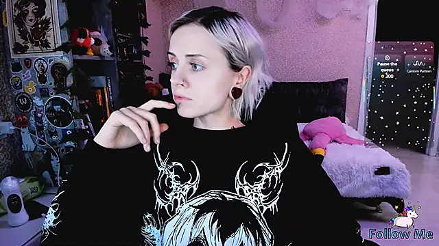 NaniMoore online show from November 12, 8:08 pm