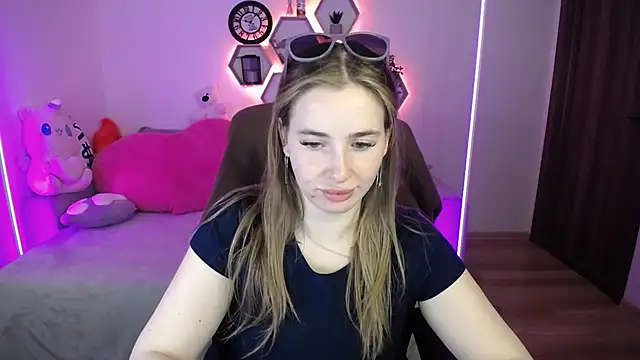 Snapshot of SabrinViolet chatting on May 6, 8:08 am SabrinViolet online show from May 6, 8:08 am