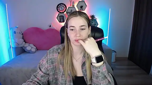 Snapshot of SabrinViolet chatting on May 25, 8:09 am SabrinViolet online show from May 25, 8:09 am