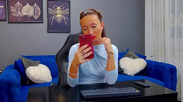 Snapshot of AnneHove chatting on December 4, 5:28 am AnneHove online show from December 4, 5:28 am