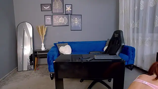 Snapshot of AnneHove chatting on December 4, 7:00 pm AnneHove online show from December 4, 7:00 pm