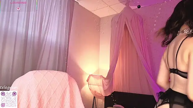 Snapshot of lilly_Cherry_ chatting on July 5, 11:17 am lilly Cherry online show from July 5, 11:17 am