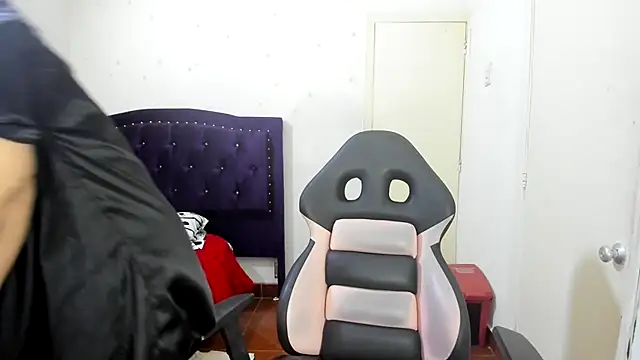 Snapshot of vikyadams chatting on September 19, 1:45 pm vikyadams online show from September 19, 1:45 pm