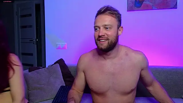 Snapshot of MaxMia chatting on December 6, 7:54 am MaxMia online show from December 6, 7:54 am