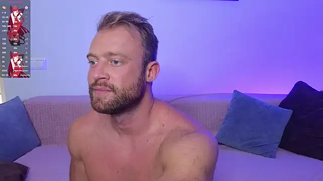 Snapshot of MaxMia chatting on October 4, 2:15 pm MaxMia online show from October 4, 2:15 pm