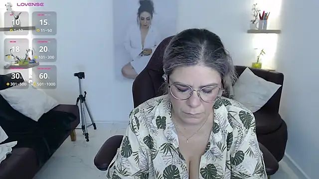 Snapshot of zehra_sanem chatting on July 1, 9:14 pm zehra sanem online show from July 1, 9:14 pm