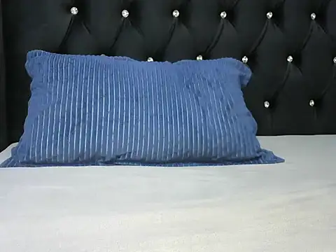 Snapshot of Cryaluna chatting on October 19, 9:21 am Cryaluna online show from October 19, 9:21 am