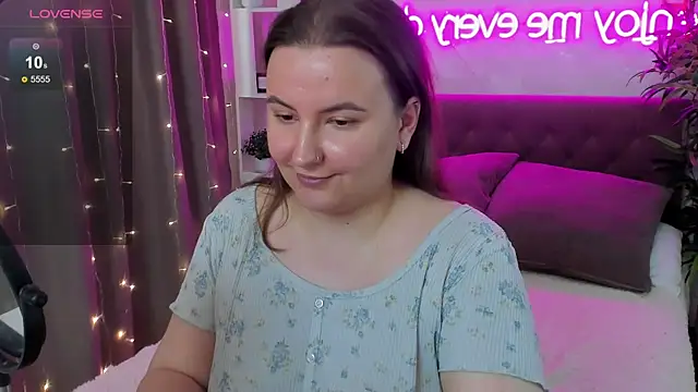 Snapshot of FeralPeach chatting on June 7, 7:12 am FeralPeach online show from June 7, 7:12 am