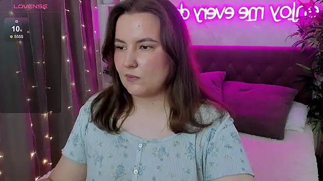 Snapshot of FeralPeach chatting on June 14, 8:49 am FeralPeach online show from June 14, 8:49 am