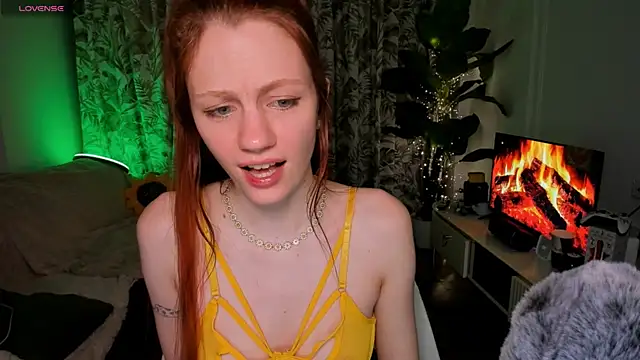 Snapshot of Alyssa_Smitt chatting on July 28, 12:51 am Alyssa Smitt online show from July 28, 12:51 am