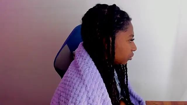 Snapshot of Queen_perla_ chatting on October 30, 2:35 am Queen perla online show from October 30, 2:35 am