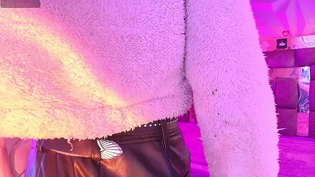 Snapshot of Queen_perla_ chatting on May 8, 12:21 pm Queen perla online show from May 8, 12:21 pm