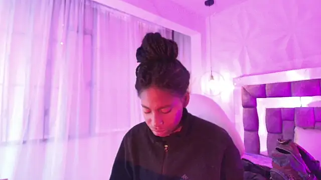 Snapshot of Queen_perla_ chatting on June 24, 12:37 pm Queen perla online show from June 24, 12:37 pm