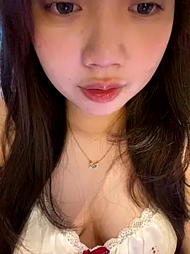 Snapshot of Hotellinh12 chatting on October 2, 4:25 pm Hotellinh12 online show from October 2, 4:25 pm