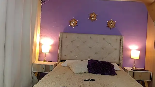 Snapshot of Kim_and_Mia chatting on November 7, 10:37 am Kim and Mia online show from November 7, 10:37 am