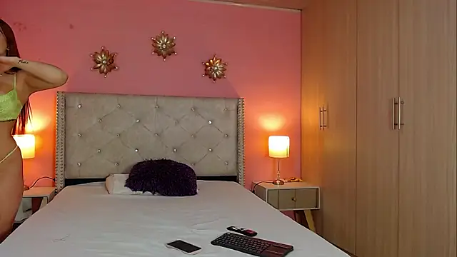 Snapshot of Kim_and_Mia chatting on December 18, 4:57 pm Kim and Mia online show from December 18, 4:57 pm