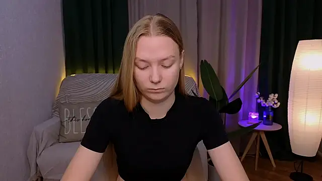 Snapshot of CarolynCohen__ chatting on December 9, 1:51 am CarolynCohen online show from December 9, 1:51 am