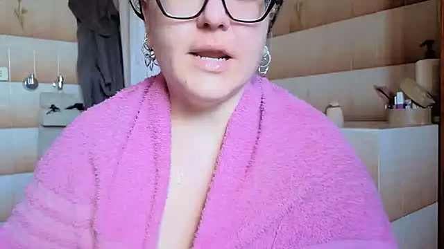 Snapshot of peachgirlmartyna chatting on May 27, 1:30 pm peachgirlmartyna online show from May 27, 1:30 pm
