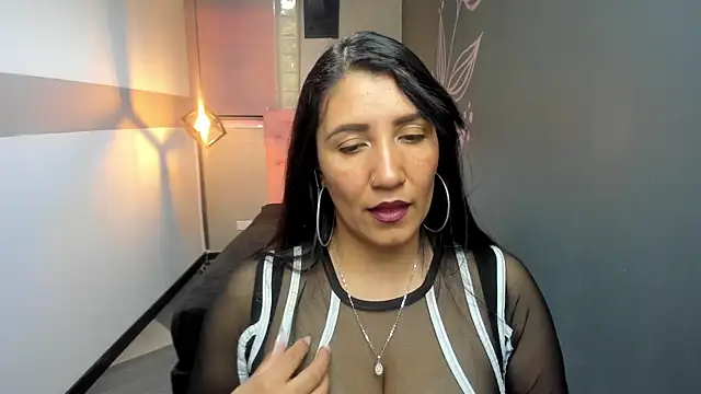 Snapshot of GiaFox_ chatting on February 8, 6:33 pm GiaFox online show from February 8, 6:33 pm