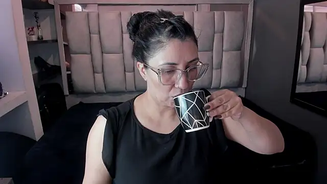 Snapshot of GiaFox_ chatting on October 6, 7:33 pm GiaFox online show from October 6, 7:33 pm