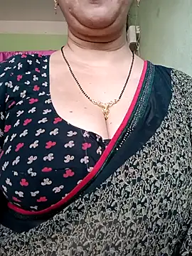 Snapshot of Rosy-B chatting on February 5, 10:08 am Rosy-B online show from February 5, 10:08 am