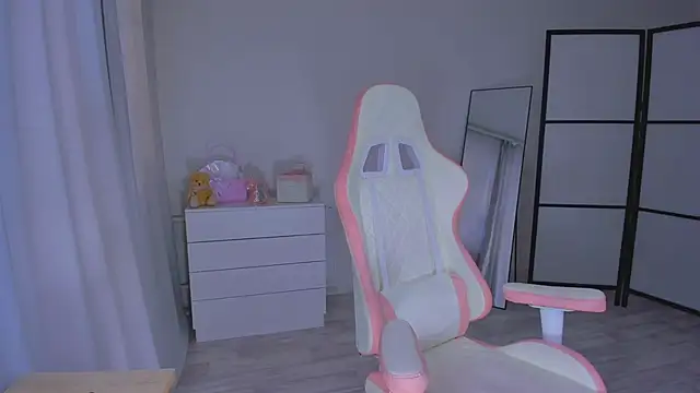 Snapshot of AnnaLunar chatting on February 27, 5:34 am AnnaLunar online show from February 27, 5:34 am