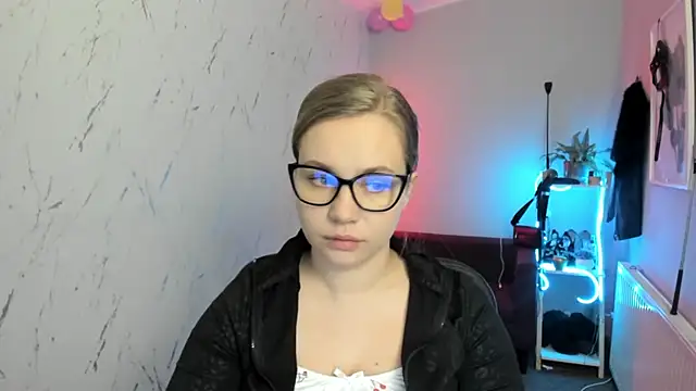 holly xglam online show from February 19, 7:43 pm