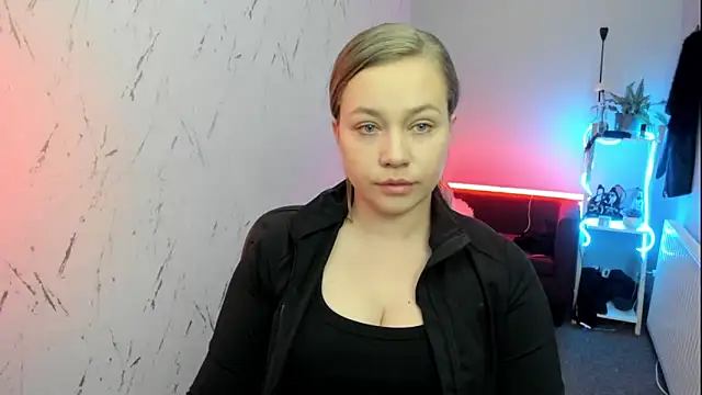 holly xglam online show from April 22, 7:59 pm