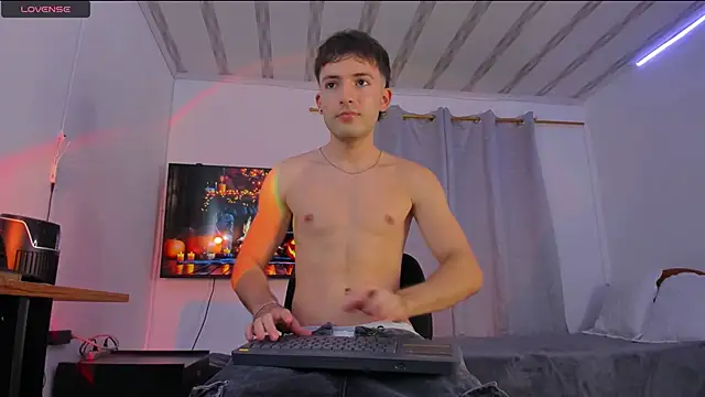 Snapshot of bower_and_colucci chatting on October 29, 11:17 pm bower and colucci online show from October 29, 11:17 pm