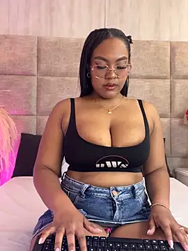 Snapshot of Esmeralda_Duarte chatting on February 9, 4:05 am Esmeralda Duarte online show from February 9, 4:05 am