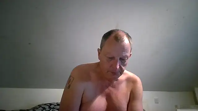 Snapshot of chubbybear2cum chatting on June 6, 4:39 am chubbybear2cum online show from June 6, 4:39 am