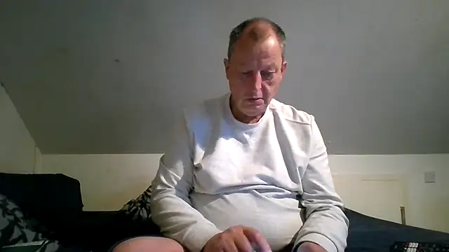 Snapshot of chubbybear2cum chatting on June 8, 2:17 pm chubbybear2cum online show from June 8, 2:17 pm