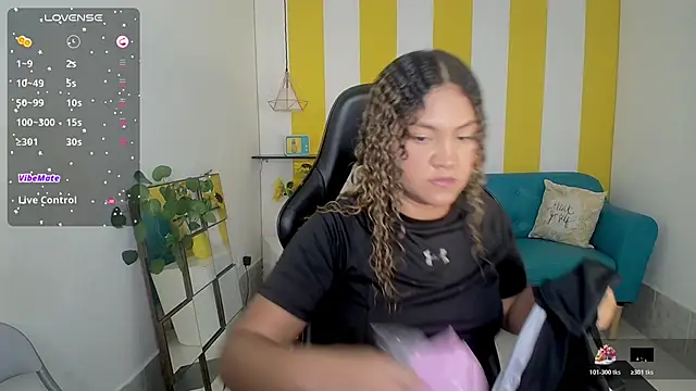 Snapshot of Cristal_War chatting on October 23, 10:52 pm Cristal War online show from October 23, 10:52 pm