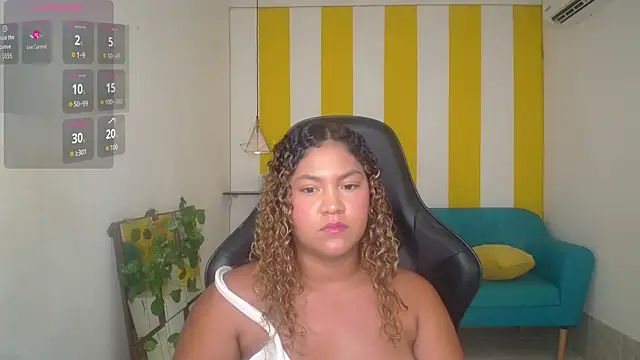 Snapshot of Cristal_War chatting on November 18, 11:15 pm Cristal War online show from November 18, 11:15 pm