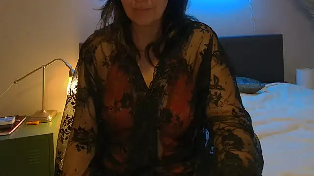 Snapshot of Ella_Next_Door chatting on February 9, 9:06 pm Ella Next Door online show from February 9, 9:06 pm