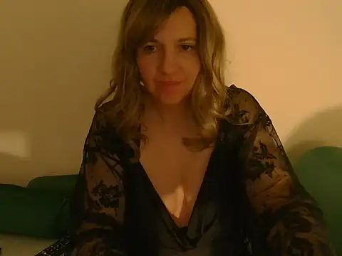 Snapshot of Ella_Next_Door chatting on November 15, 11:32 pm Ella Next Door online show from November 15, 11:32 pm