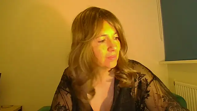 Snapshot of Ella_Next_Door chatting on November 17, 6:30 am Ella Next Door online show from November 17, 6:30 am