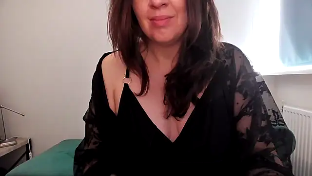 Snapshot of Ella_Next_Door chatting on December 15, 1:26 pm Ella Next Door online show from December 15, 1:26 pm