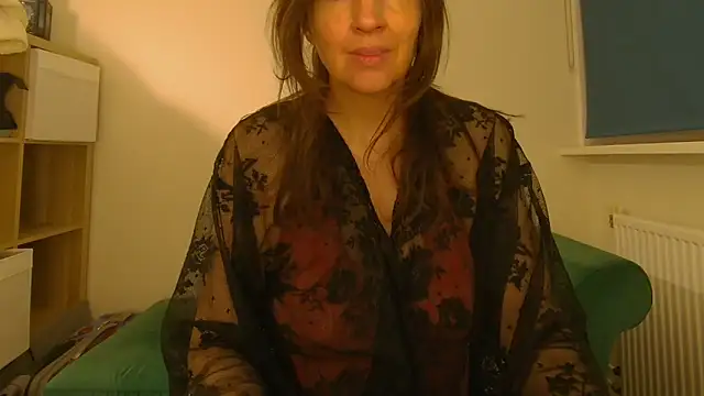 Snapshot of Ella_Next_Door chatting on May 17, 10:28 pm Ella Next Door online show from May 17, 10:28 pm