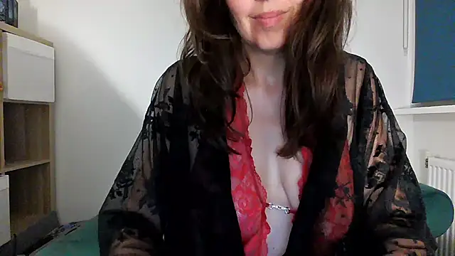 Snapshot of Ella_Next_Door chatting on June 14, 10:12 pm Ella Next Door online show from June 14, 10:12 pm