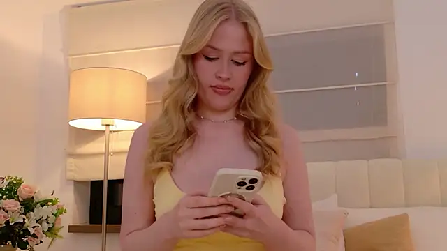 JuliaJaee online show from June 7, 5:06 pm