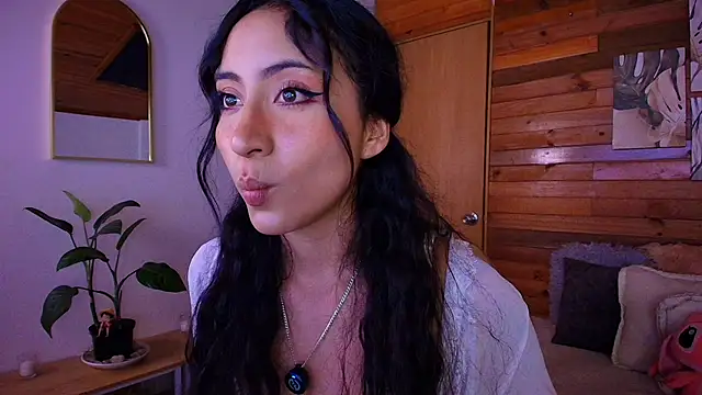 Snapshot of amber_curly chatting on June 17, 8:43 pm amber curly online show from June 17, 8:43 pm