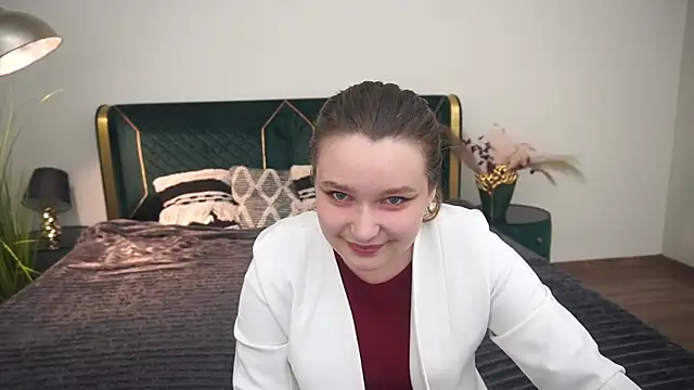 MagicPeachh  online show from July 7, 7:40 pm