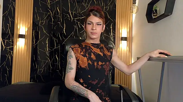 Snapshot of Bella_salvatore chatting on June 20, 8:44 pm Bella salvatore online show from June 20, 8:44 pm