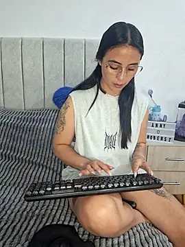 Snapshot of anny_roberts chatting on May 27, 8:06 pm anny roberts online show from May 27, 8:06 pm