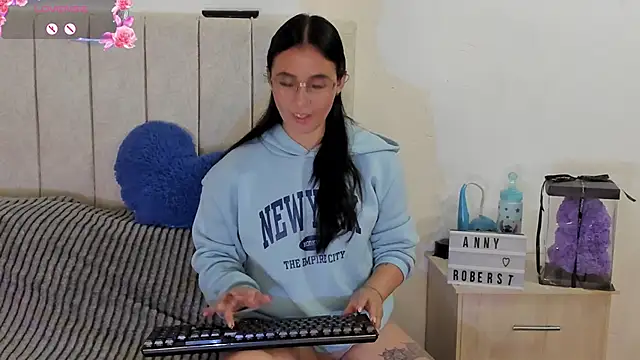 Snapshot of anny_roberts chatting on June 16, 7:38 pm anny roberts online show from June 16, 7:38 pm
